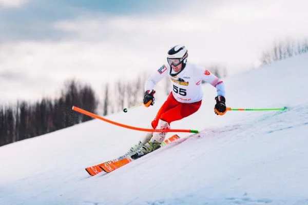 I Puchar POLSKIMED — zawodnik Mariusz Smolik jadący slalom