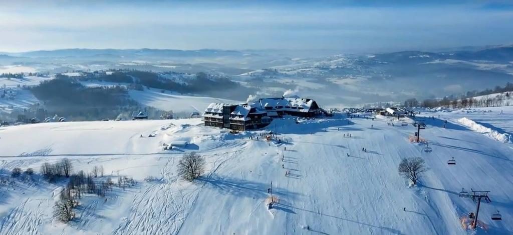 Ośrodek Złoty Groń zimą — widok z lotu ptaka